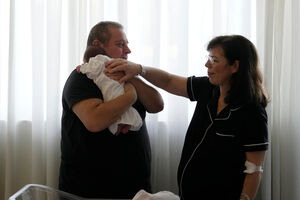O pai Constantinos Raptis, de 60 anos, a mãe Cristina Rapti-Tzelepi, de 54, e a pequena Georgia