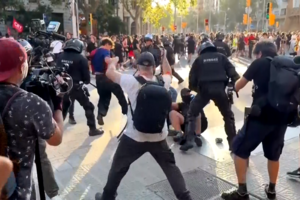Violência e confrontos entre manifestantes e polícia marcam Dia Nacional da Catalunha em Barcelona 
