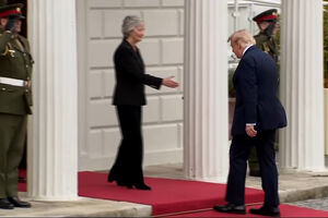 Trump é recebido em Dublin pela presidente irlandesa no início de visita oficial ao país 