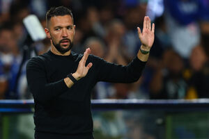 Francesco Farioli reage junto ao banco de suplentes do FC Porto