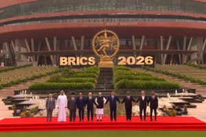Líderes dos BRICS juntam-se de mãos dadas para fotografia de família durante cimeira em Nova Deli 