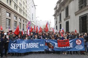 Milhares de pessoas saíram às ruas para condenar a ditadura militar que fez mais de 3.200 vítimas, entre mortos e desaparecidos