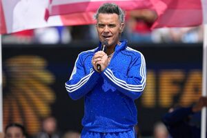 Robbie Williams gostou deste casaco da Adidas que usou na final do Mundial de futebol