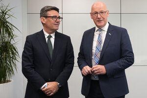 O primeiro-ministro da Escócia, John Swinney, à direita, com o homólogo britânico, Andy Burnham, na foto 