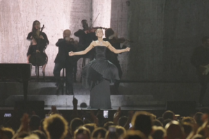 Celine Dion regressa aos palcos em Paris com primeiro concerto completo em seis anos 