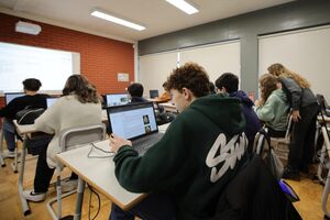 Alunos aprendem em sala de aula, enquanto centenas aguardam colocação