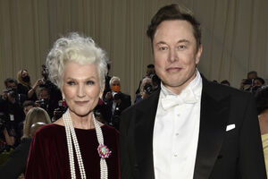 Elon Musk e a sua mãe, Maye Musk, na Met Gala em 2022