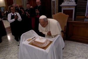 Papa Leão XIV fez 71 anos e soprou as velas na biblioteca do Vaticano