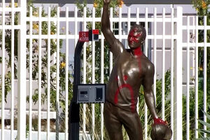 Estátua de Charlie Kirk vandalizada dias após inauguração no Arizona 