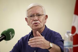 Secretário-geral da FESAP, José Abraão, em conferência de imprensa 