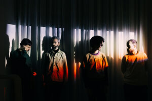 A banda é  formada por Nuno (voz), Rafael (guitarra), Rui Fiusa (baixo) e Cláudio Tavares (bateria) 