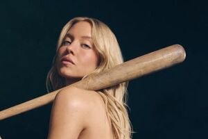 Sydney Sweeney com taco de basebol