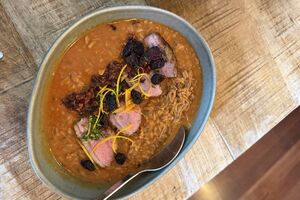 Um dos pratos mais pedidos da carta deste restaurante da Beira Interior: arroz de pato e enchidos da Beira, magret finalizado na brasa, arandos & laranja (€24)