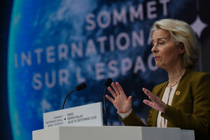 Ursula von der Leyen fala no Sommet International sur l'Espace em Paris