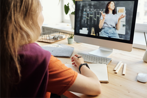 Estudantes em aulas online enfrentam desafios tecnológicos no início do ano letivo