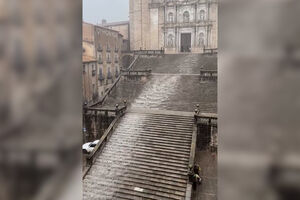 Vídeo mostra escadaria da Catedral de Girona transformada em “cascata”