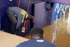 Jogadores do Levante e Athletic Bilbao surpreendidos com chuva torrencial que adiou jogo em Valência