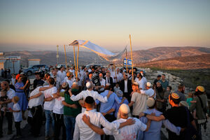 Festa em Homesh, um colonato israelita, enquanto palestinianos temem pela sua terra