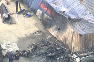 Imagens aéreas mostram destroços de helicóptero após queda fatal em Los Angeles