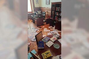 Papéis espalhados pelo chão no gabinete do Chega