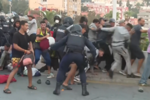 Momentos de tensão durante transferência de migrantes para novo acampamento em Ceuta
