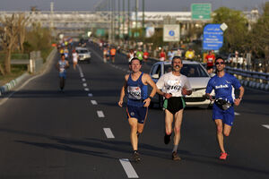 Corredores participam da Maratona de Teerão