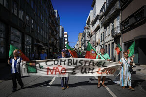 Dezenas de manifestantes reuniram-se no Porto para reivindicar a descida do IVA