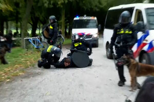 Extrema-direita protesta em Haia sob forte dispositivo policial