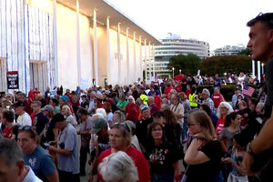 Milhares protestam junto ao Kennedy Center contra possível demolição defendida por Trump 