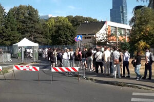 Russos fazem fila em Belgrado para votar nas eleições parlamentares da Rússia 
