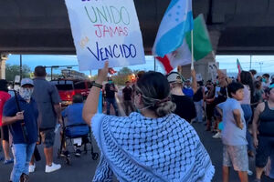 Manifestantes protestam contra o ICE após agente balear homem durante ação de fiscalização em Austin