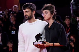 Os realizadores de "NAZA", Yuval Abraham e Rachel Szor, a receber um prémio na edição mais recente do Festival Internacional de Cinema de Veneza