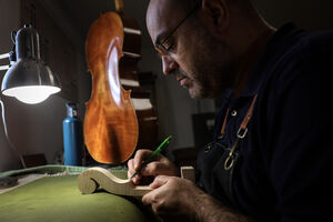 Nuno Chagas é um artista que constrói violinos de forma artesanal