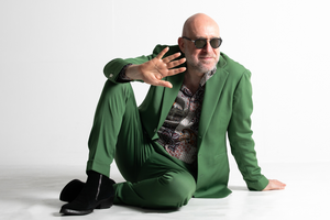 Mario Biondi, de fato verde, atua na Casa da Música no Porto