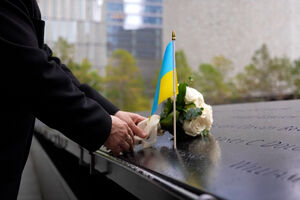 Zelensky deposita flores junto ao memorial de homenagem às vítimas do 11 de Setembro