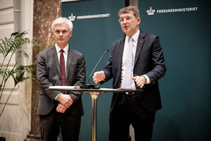 Thomas Ahrenkiel, chefe do Serviço de Informações de Defesa dinamarquês, à esquerda, e o ministro da Defesa dinamarquês, Troels Lund Poulsen, à direita