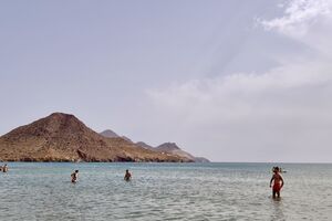  A Playa de los Genoveses, com águas cristalinas, é uma das mais concorridas da região