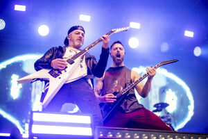 Os músicos Michael Paget e Matthew Tuck durante um concerto da banda, em maio de 2025