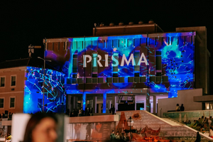 Edifício em Aveiro iluminado com projeções de luz para o festival PRISMA