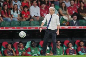 Treinador Jorge Jesus à beira do relvado, com a bola em jogo