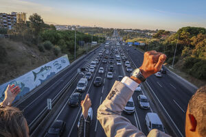 Ouve-se um buzinão na Ponte 25 de Abril, em Lisboa, contra o aumento do preço dos combustíveis