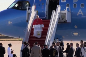 Papa Leão XIV já está em França para visita de quatro dias