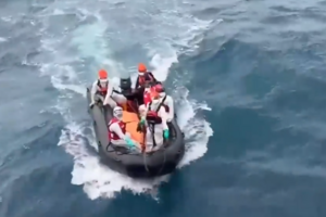 Mergulhadores resgatam 52 corpos de ferry que naufragou na Indonésia