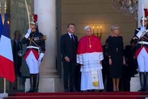 Papa Leão XIV recebido no Palácio do Eliseu por Emmanuel e Brigitte Macron