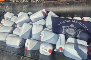 Lancha com depósitos de combustível interceptada pelas autoridades