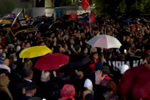Milhares protestam no Kosovo contra condenações por crimes de guerra