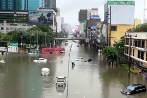 Chuvas intensas inundam Banguecoque e obrigam a evacuações