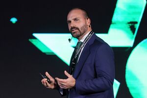 Eduardo Bolsonaro é condenado a um ano de prisão por difamação