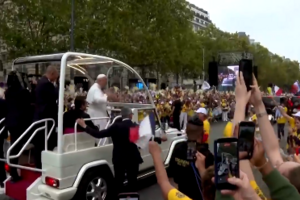 Multidão recebe Papa Leão XIV na Avenida dos Champs-Élysées