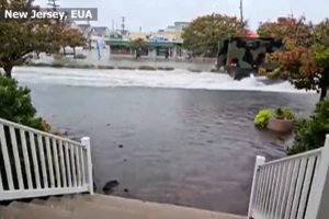 Tempestade inunda estradas e casas em New Jersey